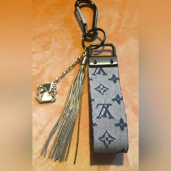 SOLD-Louis Vuitton Custom Monogram Bag Charm Keychain - Picture 8 of 11